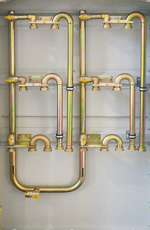 Punkt redukcyjno-pomiarowy na 5-6 gazomierzy G4/G6,w pionie,w skrzynce metalowej antracyt